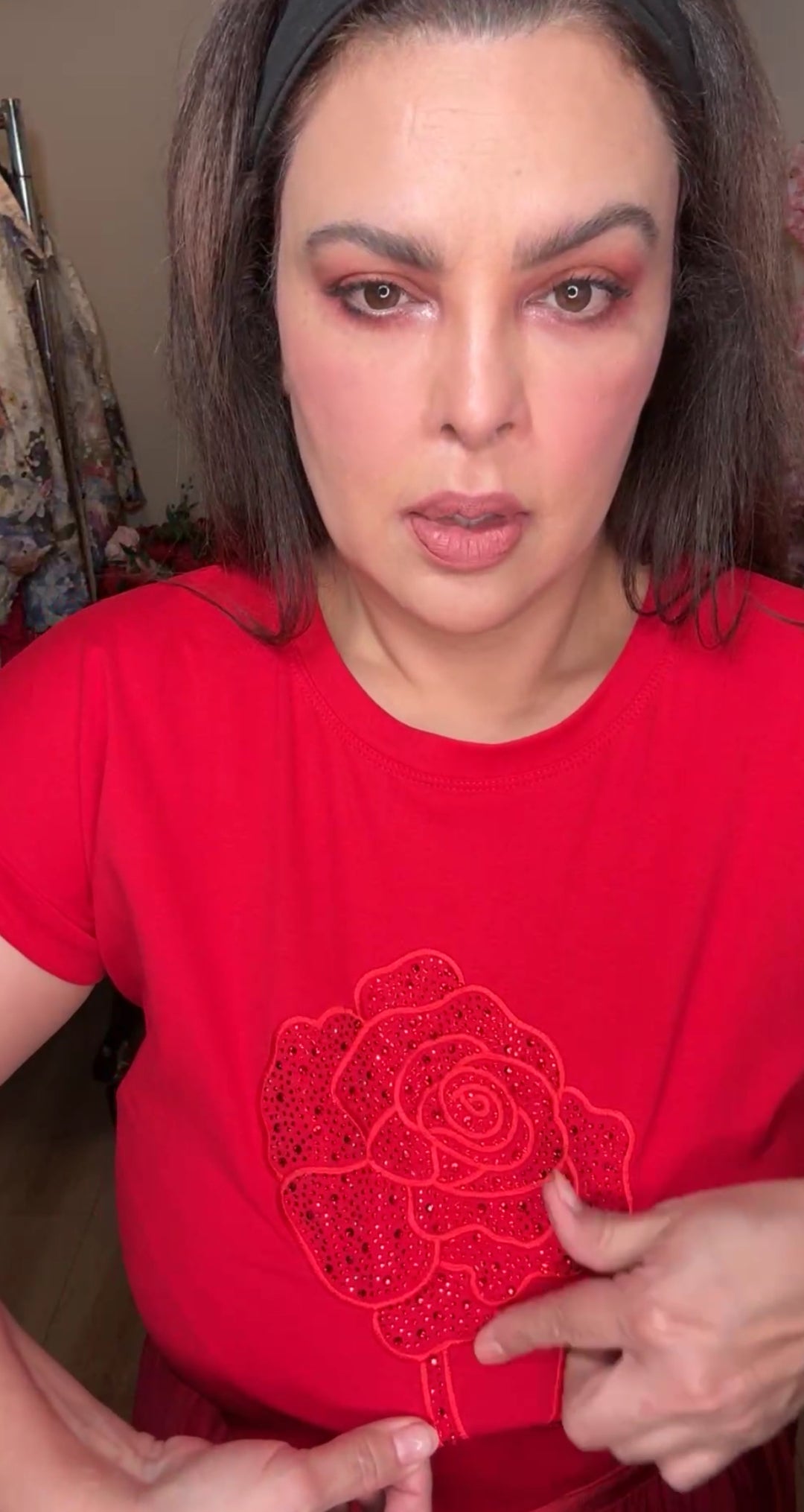 set rojo falda brillante y camiseta rosas pedrería (#123)