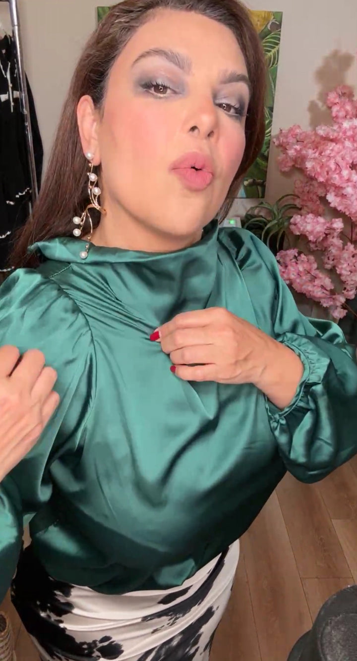 Blusa verde satinada cuello alto lux