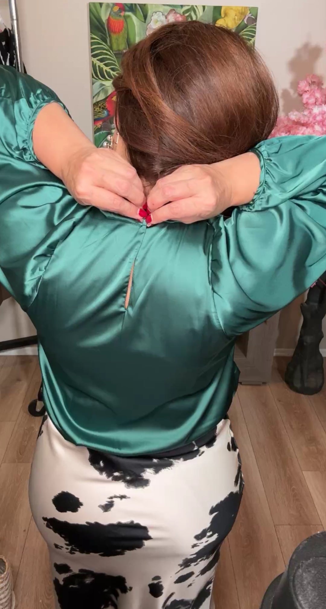 Blusa verde satinada cuello alto lux