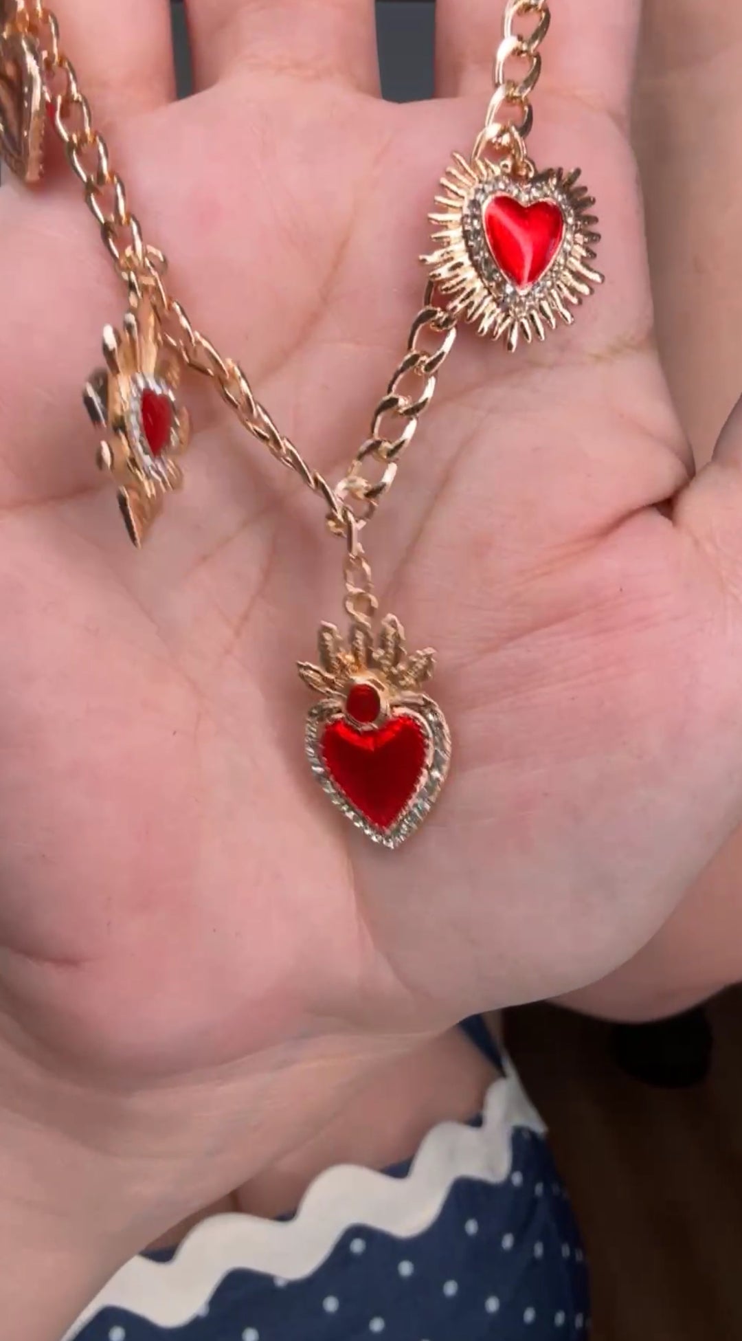 Collar Dorado Corazones Rojos (#189)