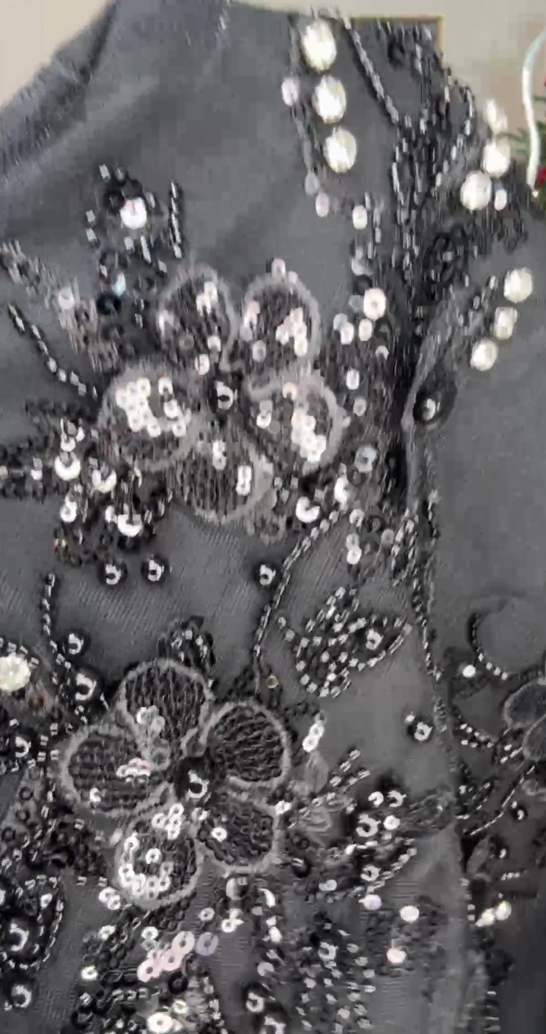 Sweater negro lentejuela y pedrería al frente (#139)