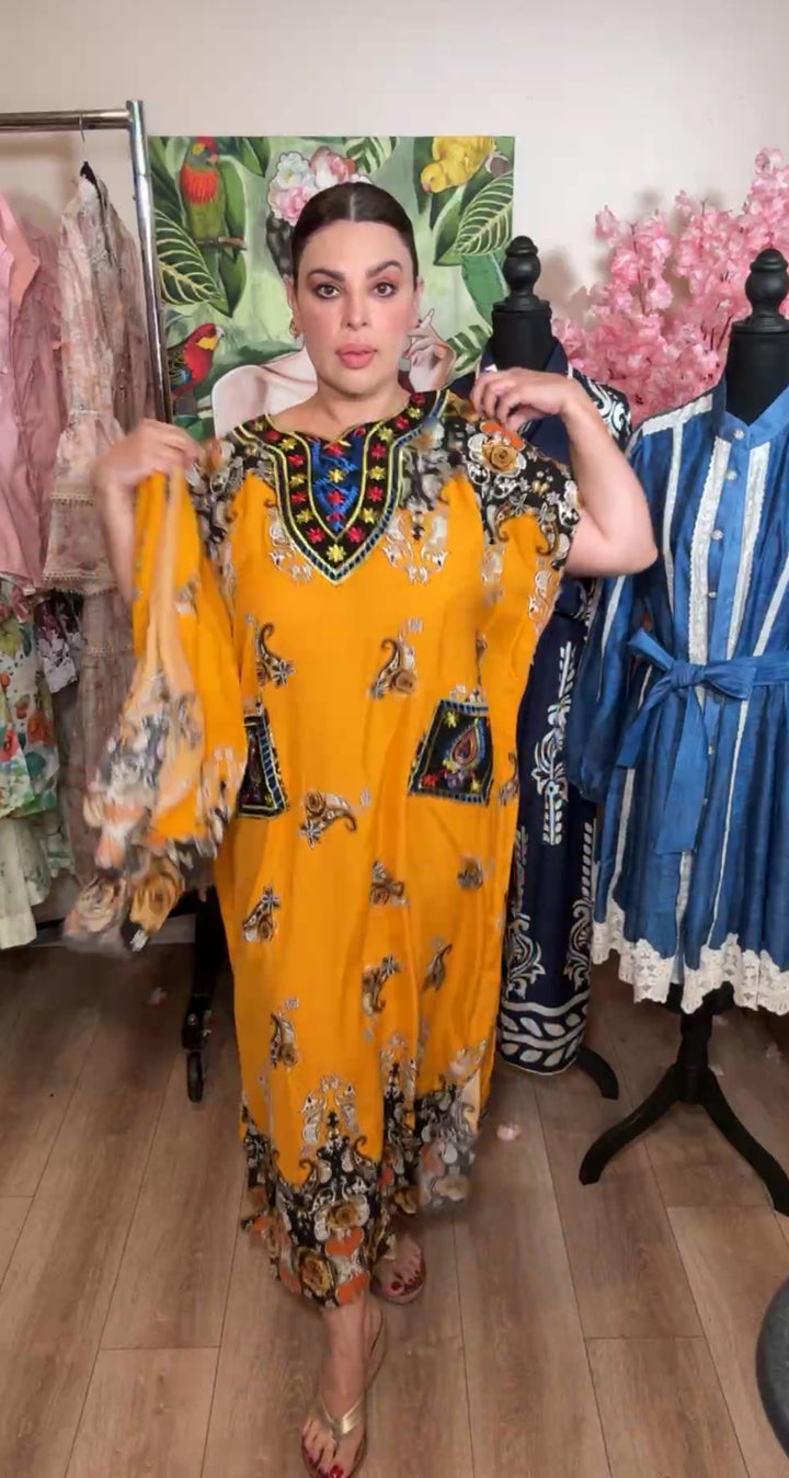 Vestido mostaza con bordado étnico y cinto maxi (