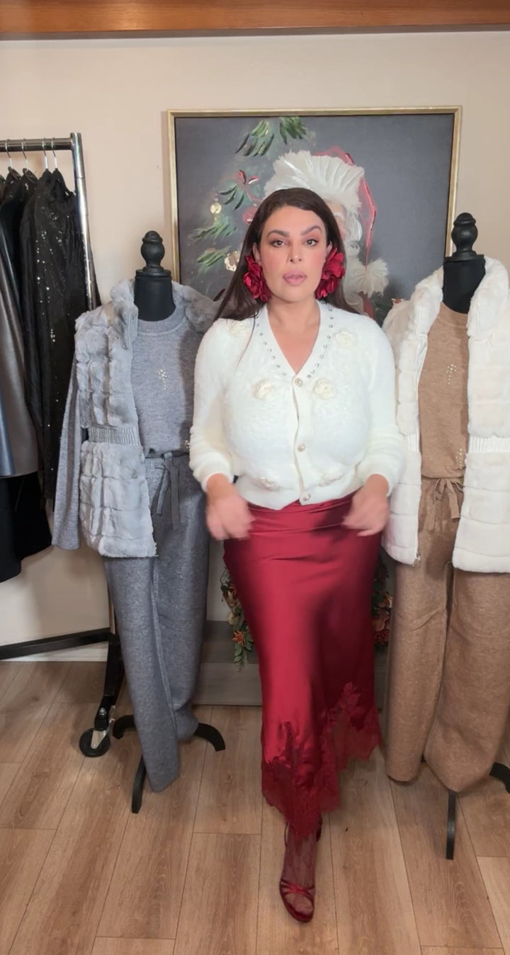 Sweater beige furry con flores tejidas y botón perla (#155)