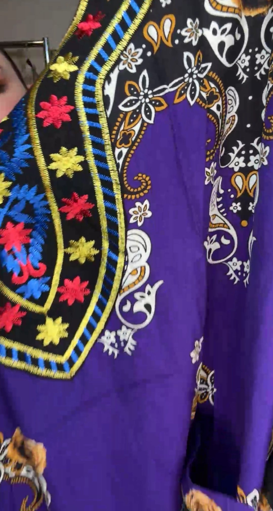 Vestido morado bordado étnico y cinto maxi (