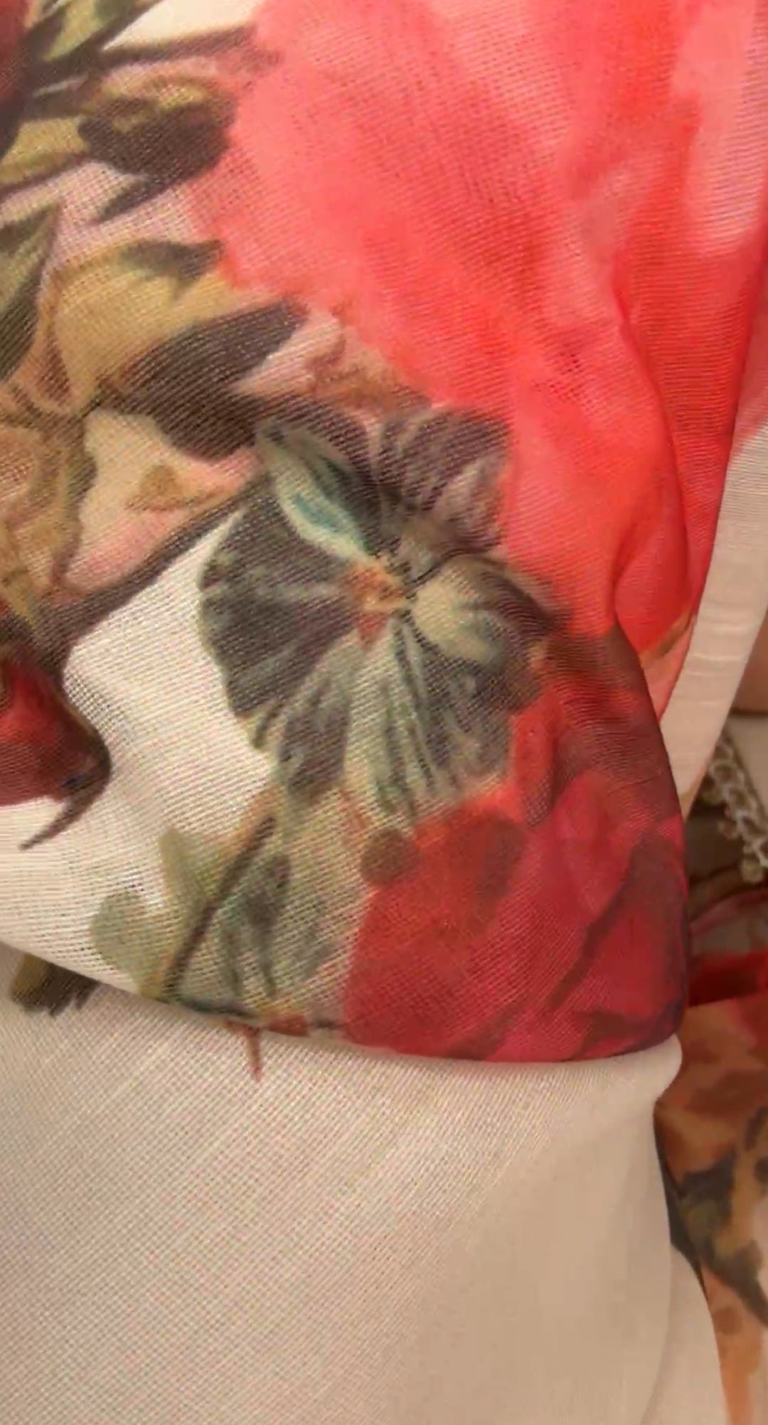 Vestido beige rosas rojas aplicación bordado oro botones nácar (#124)