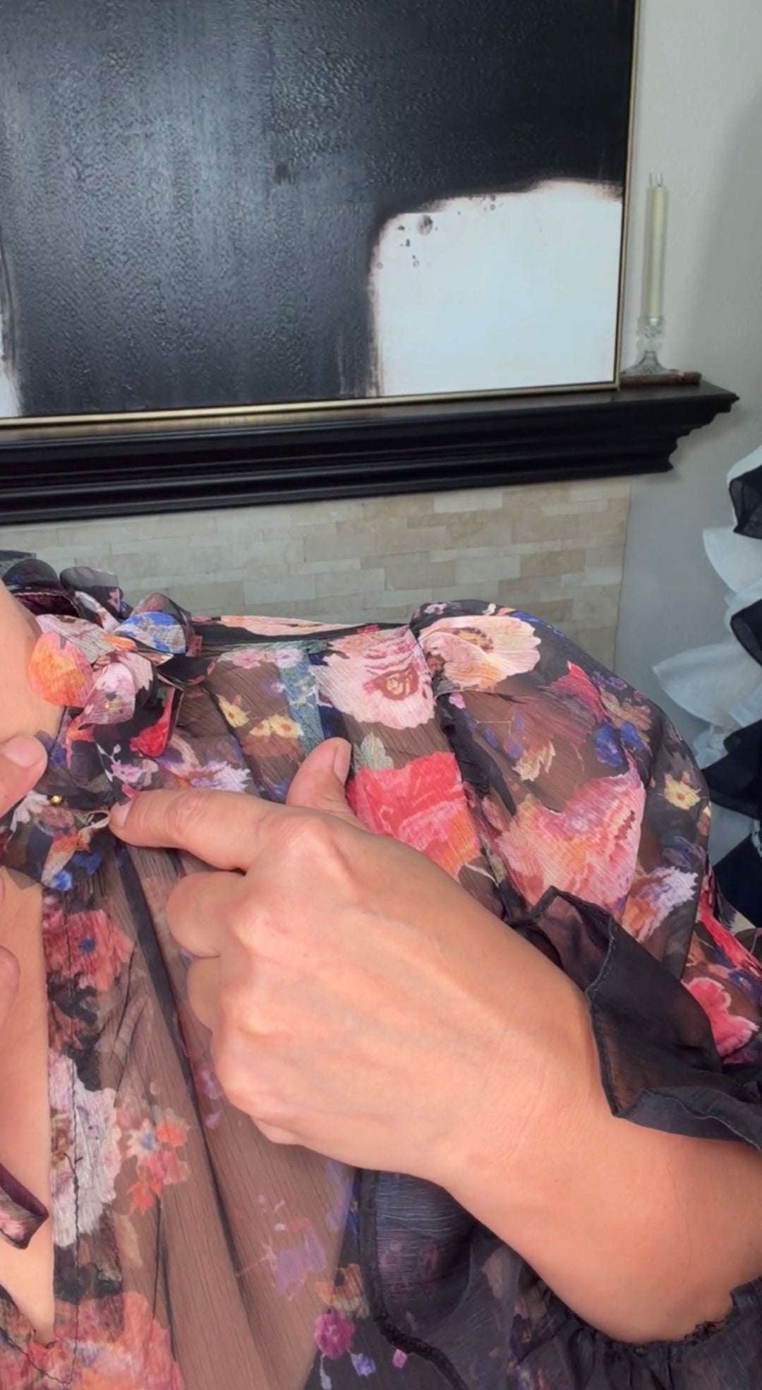 Vestido negro flores rosa antiguo chiffon con fondo cinto midi (