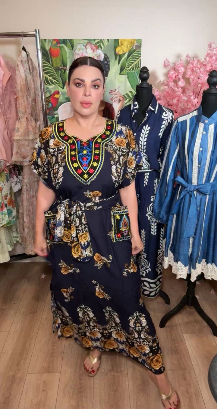 Vestido azul marino bordado étnico y cinto maxi (