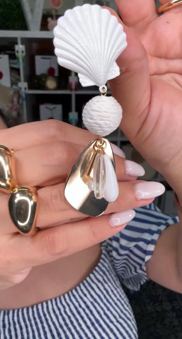 Arete Blanco Concha y Tassel (#110)