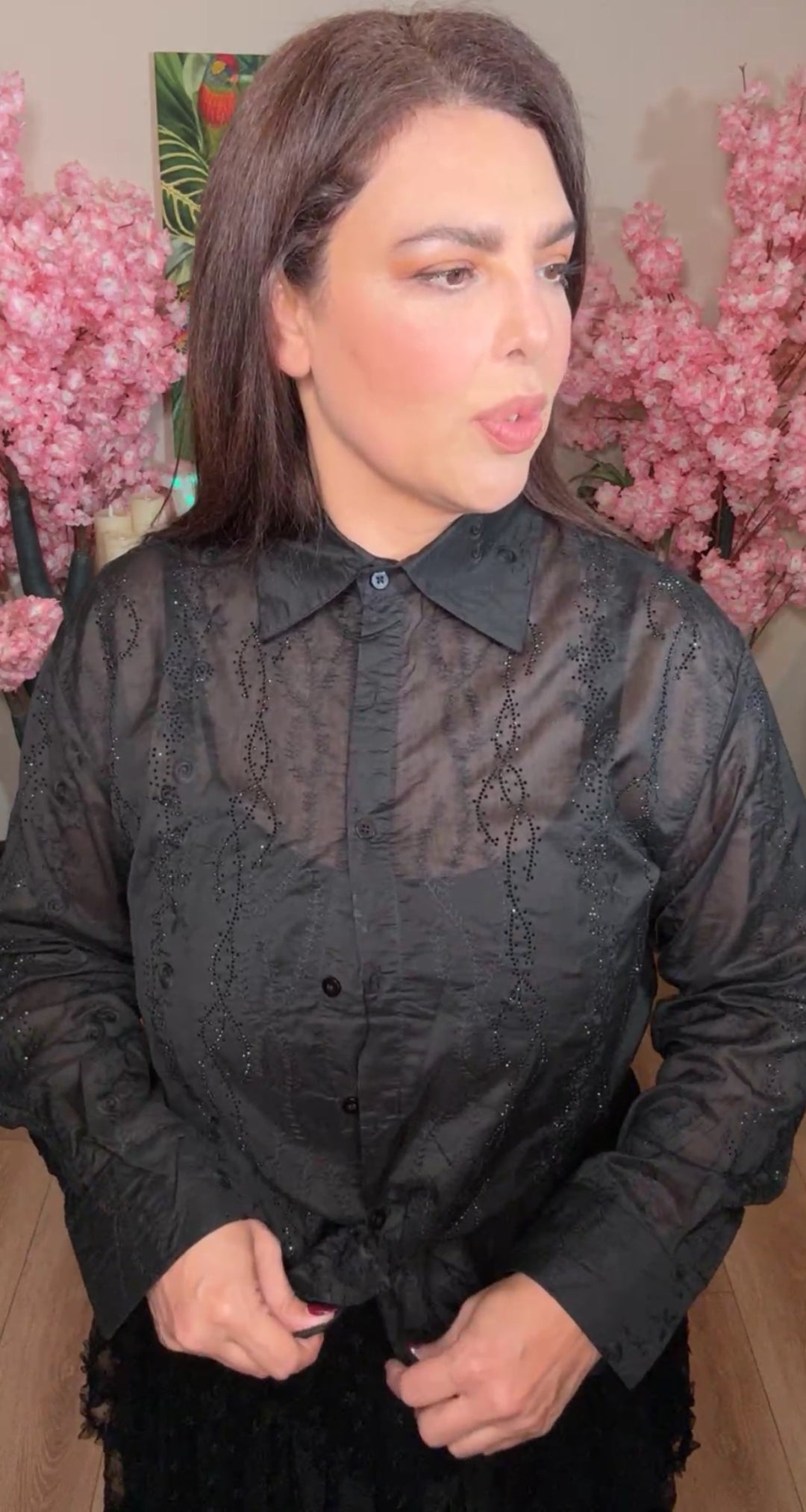 Camisa Negra Cristal y Flores Bordadas Tipo Túnica (#108)