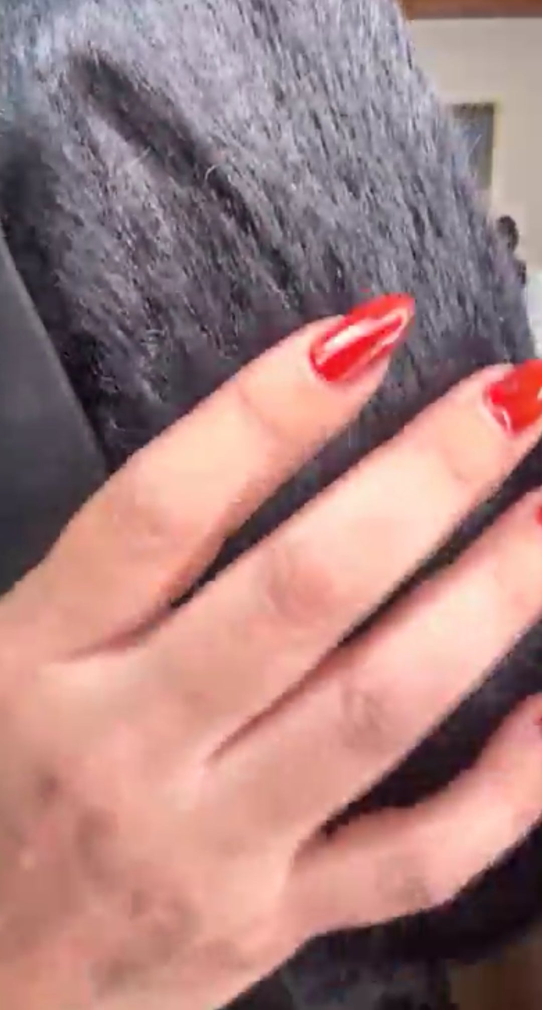 Sweater negro furry con flores tejidas y botón perla (#162)