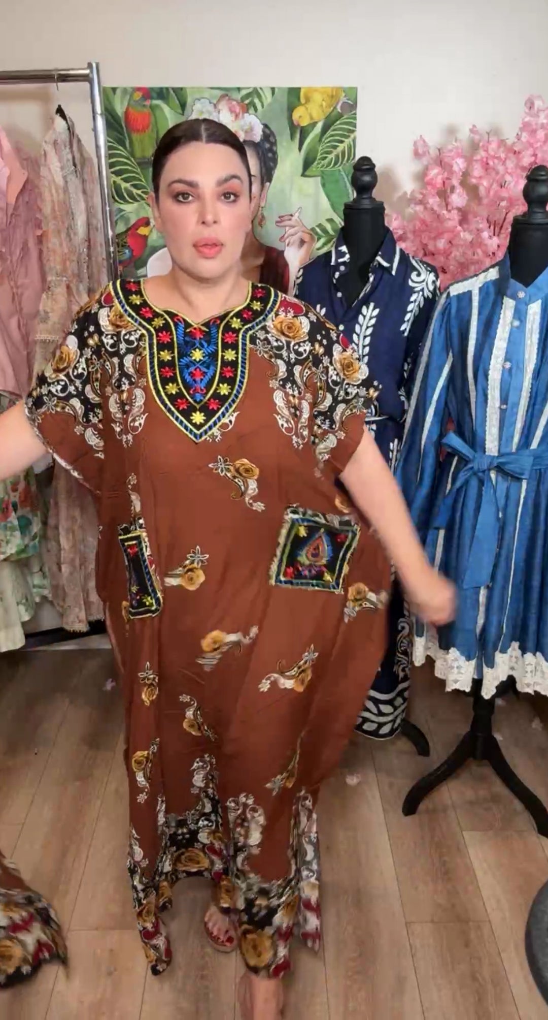 Vestido café bordado étnico y cinto maxi (