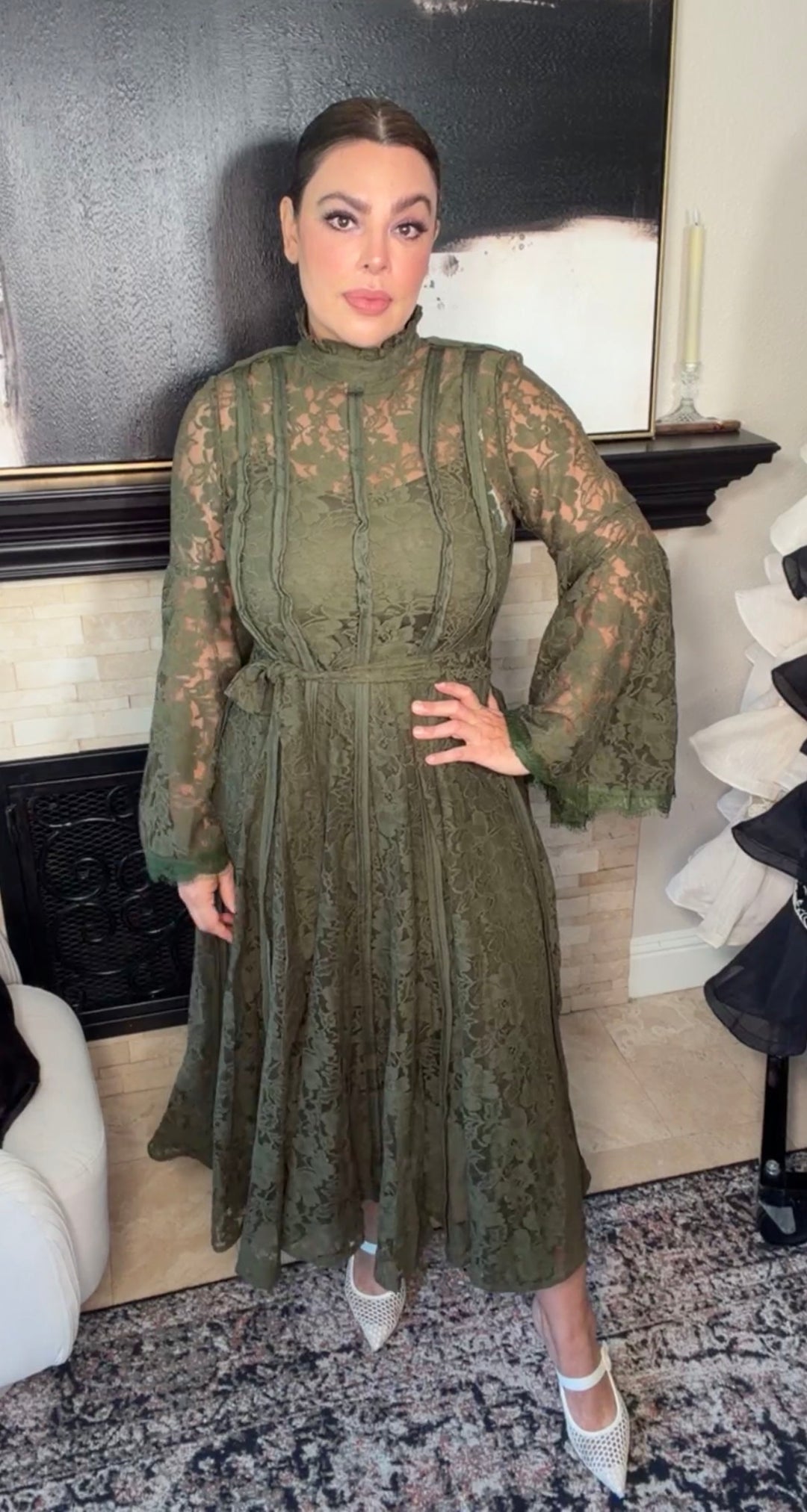 Vestido verde militar suelto encaje con fondo y cinto midi (