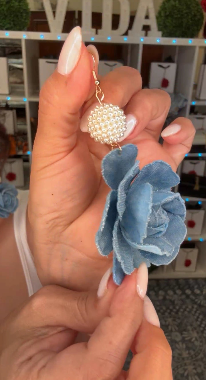 Arete Azul y Perlas Flor Mezclilla (#101)