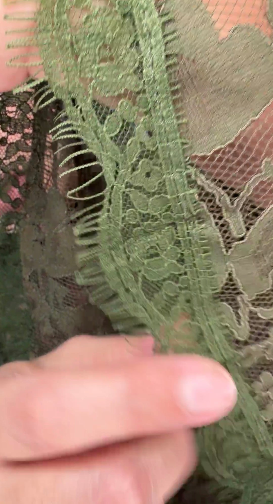 Vestido verde militar suelto encaje con fondo y cinto midi (