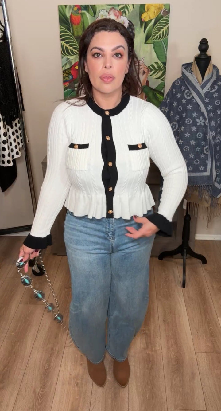 Sweater beige y negro CC de punto con prendedor (#140)
