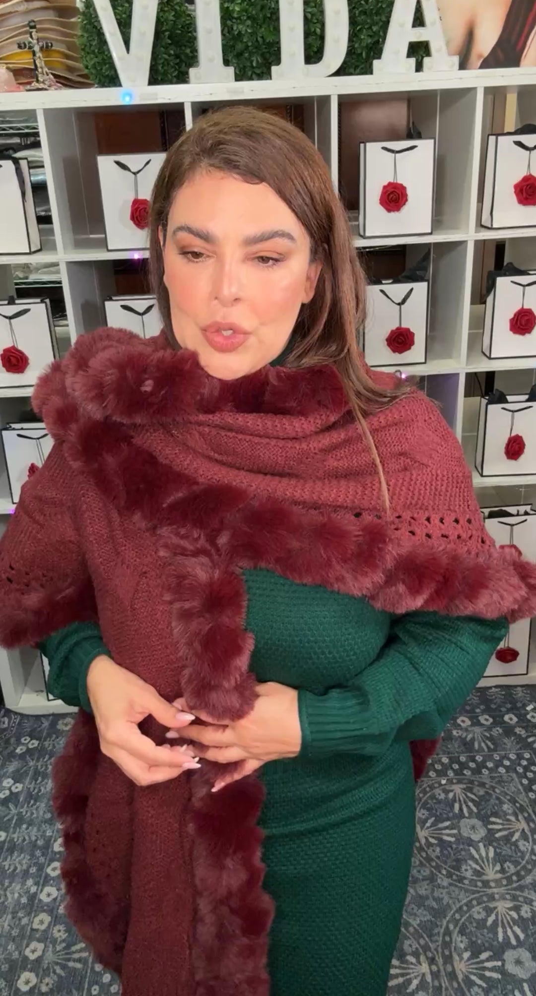 Shawl Vino Tejido y Fur Pom Pom