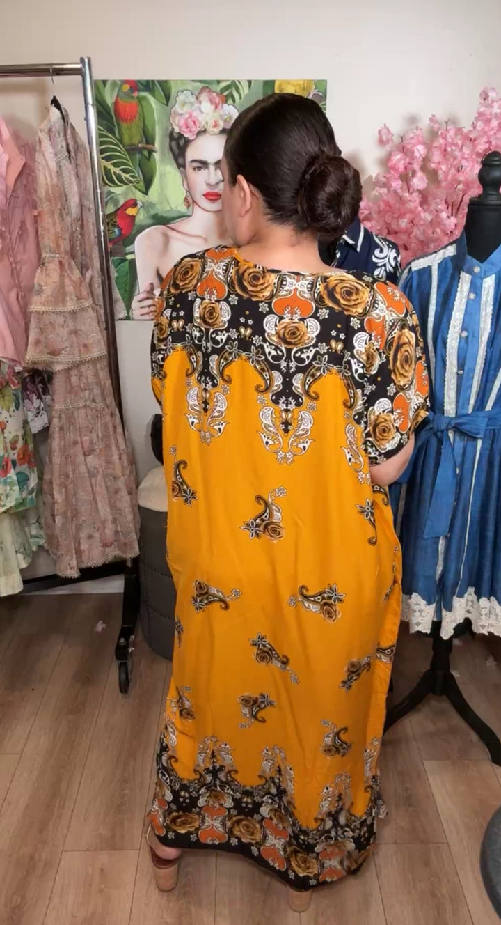 Vestido mostaza con bordado étnico y cinto maxi (