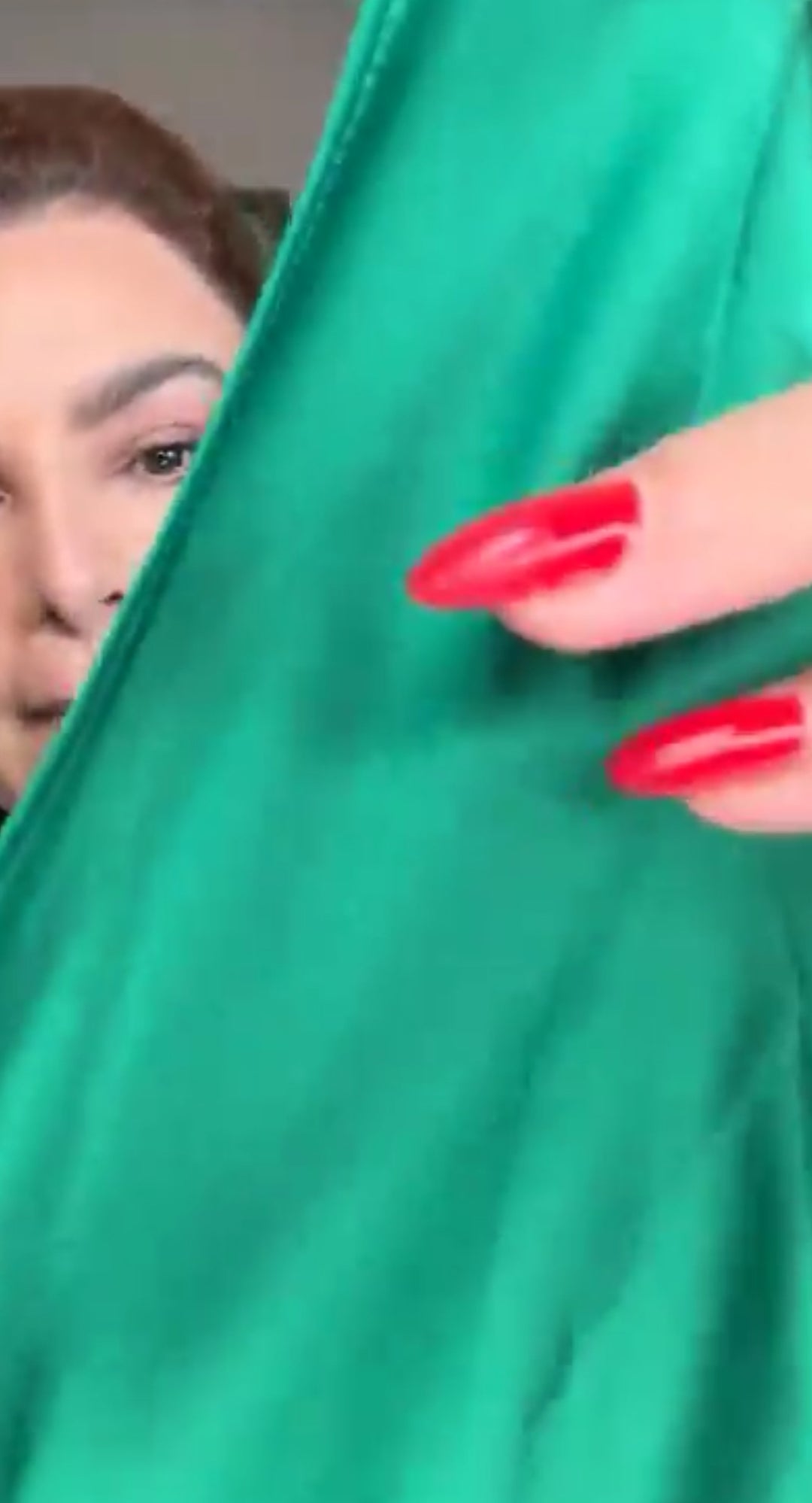Vestido Verde Satinado Nudo Peek A Boo Midi (#135)