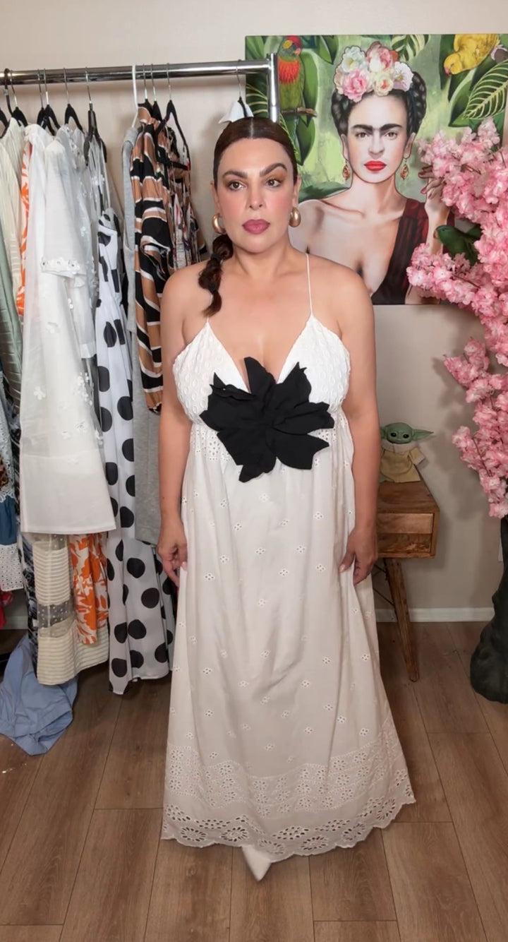 Vestido Latiste Blanco Eyelet Prendedor Flor Negra Maxi (#159)