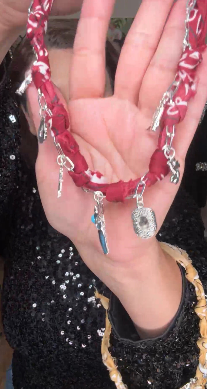 Collar Vino Paño y Cabeza Tono Plata (#121)