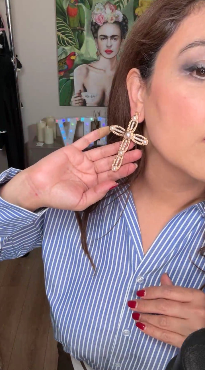 Arete dorado cruz y perlas con pedrería XL (#104)