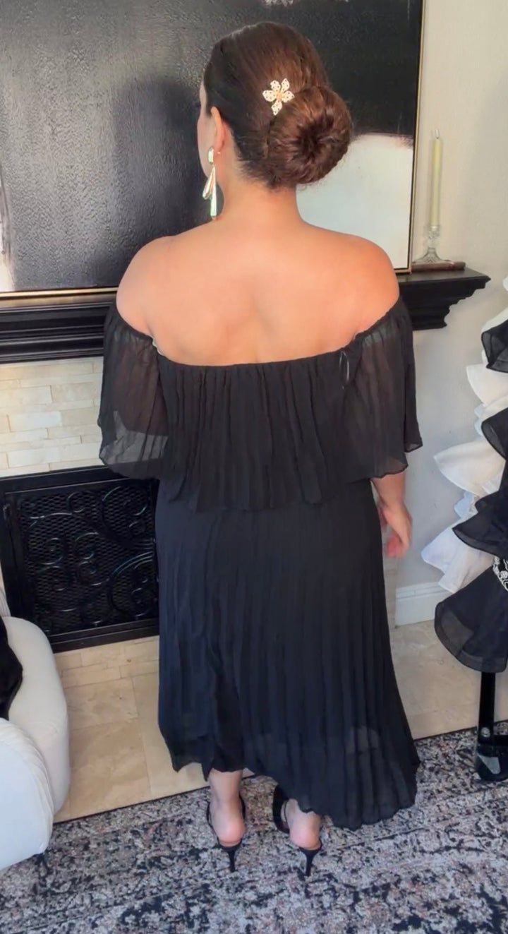Vestido negro chiffon plisado escote off-shoulder midi (