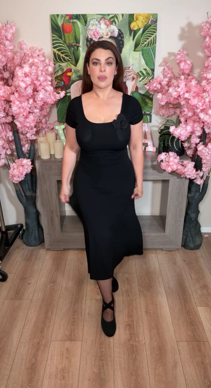 Vestido negro y flores prendedor stretch midi (#136)