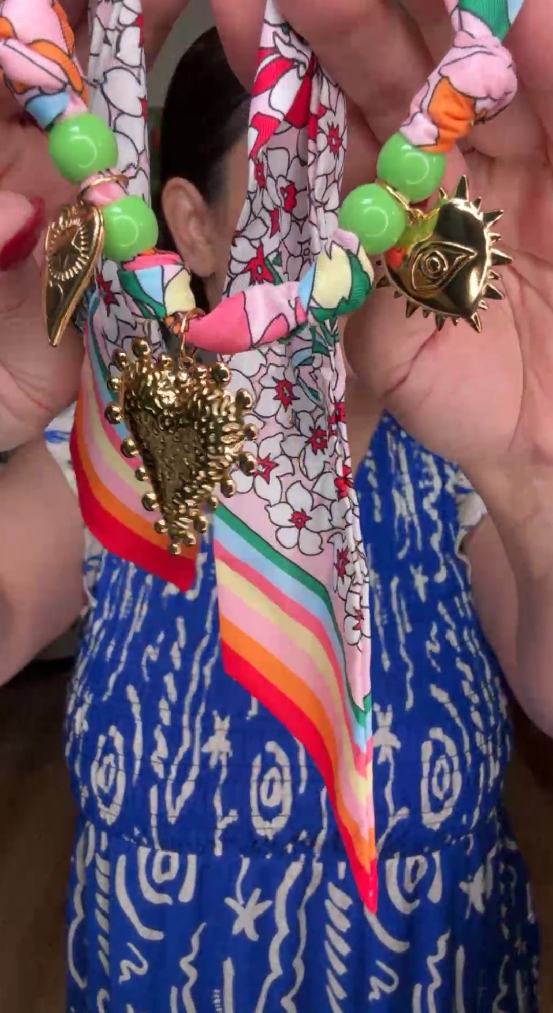 Collar rojo multi tela corazón dorado arte (#132)