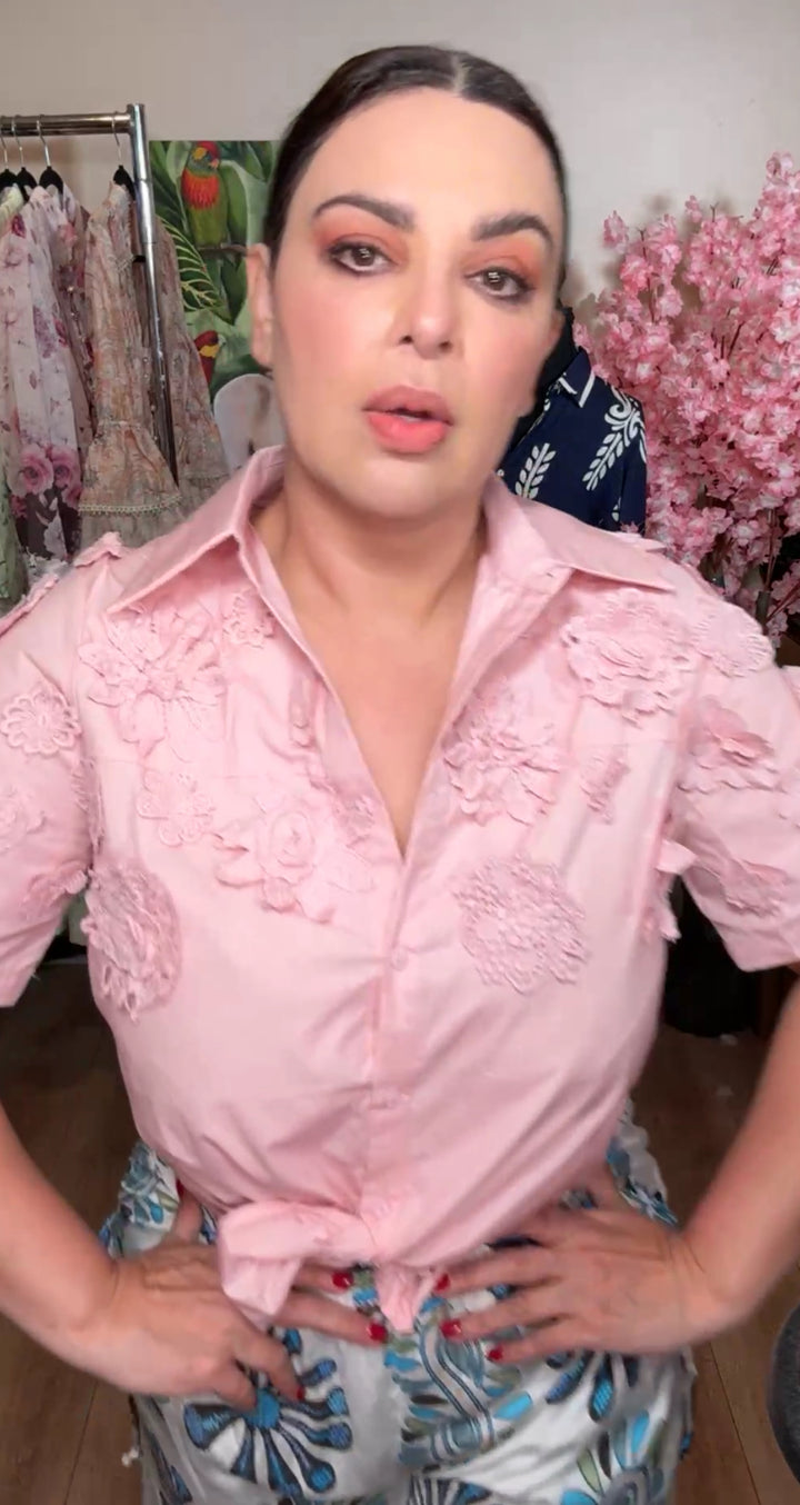 Camisa rosa pálido flores crochet 3-D (