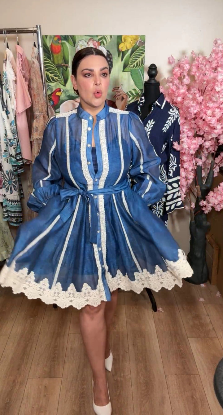 Vestido azul encaje blanco vertical con cinto (