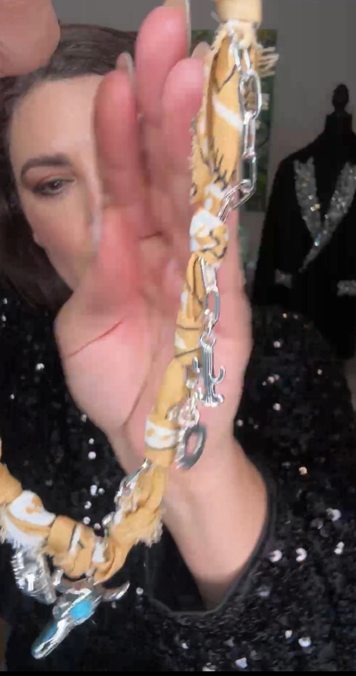 Collar Amarillo Paño y Cabeza Tono Plata (#111)