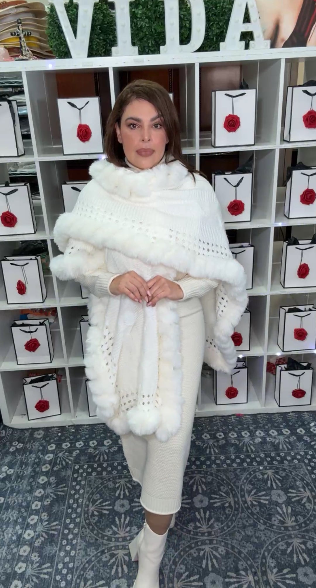 Shawl Beige Tejido y Fur Pom Pom (#134)