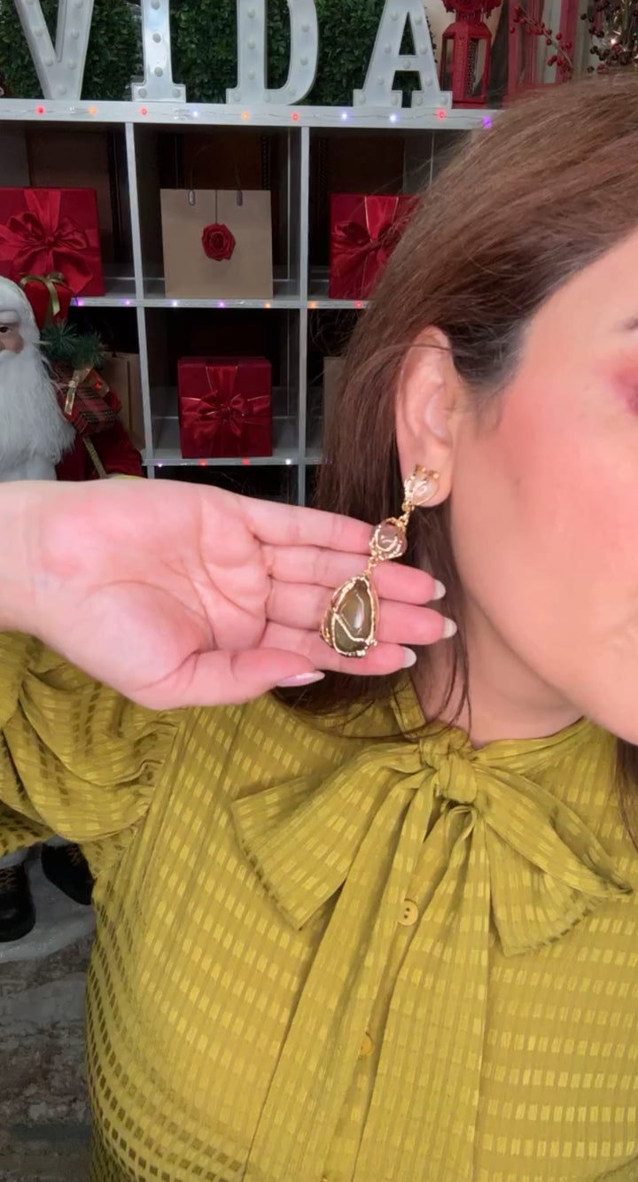 Arete Dorado Piedra Olivo Encapsulado Lux