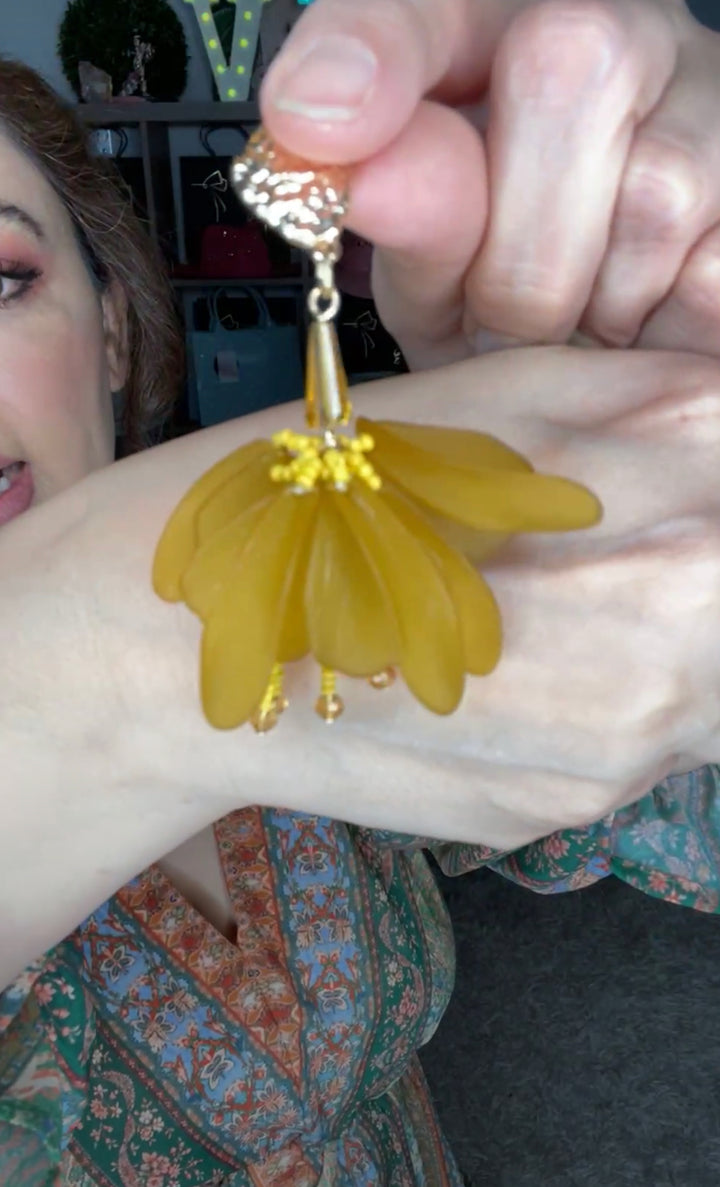 Arete Mostaza y Dorado Petalo y Pistilo (#208)