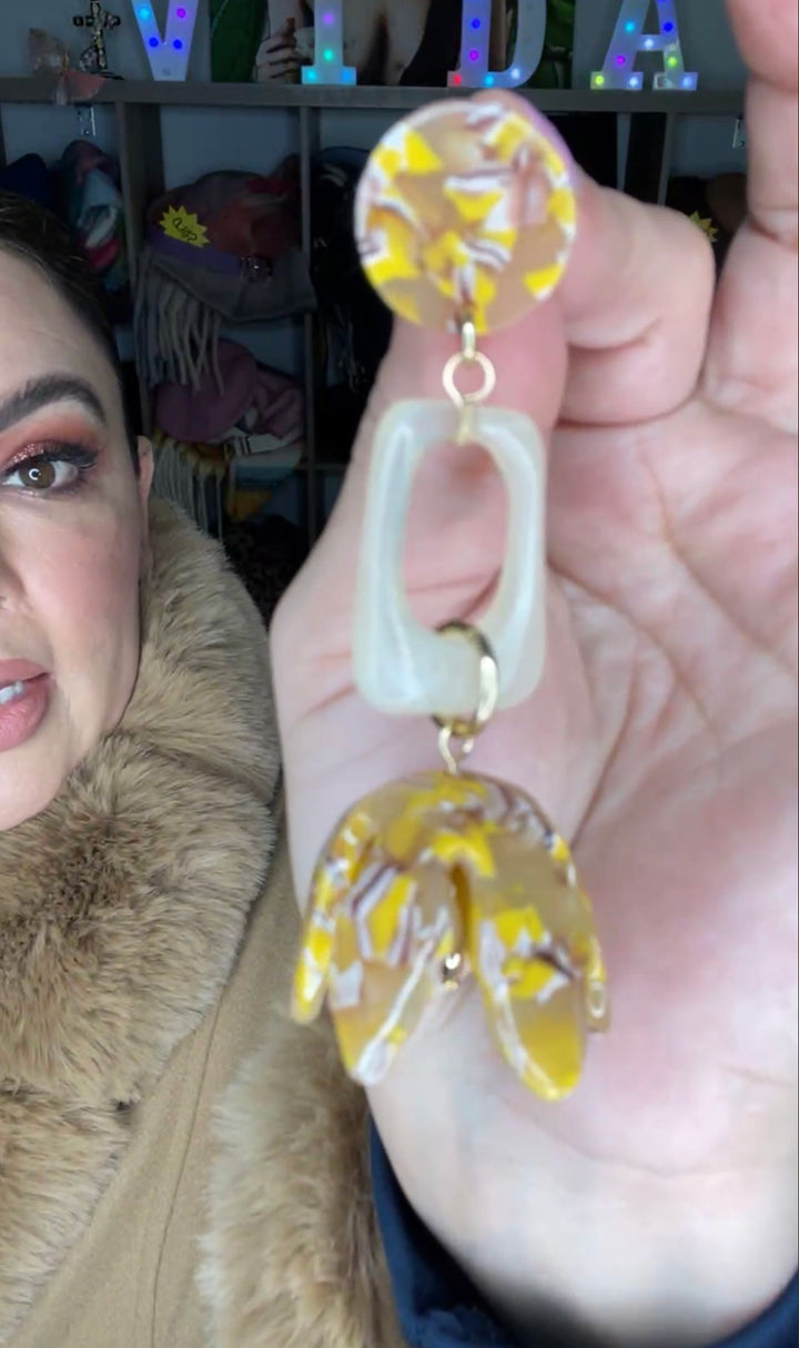 Arete Mostaza y Beige Flor Pistilos Tipo Carey (#115)