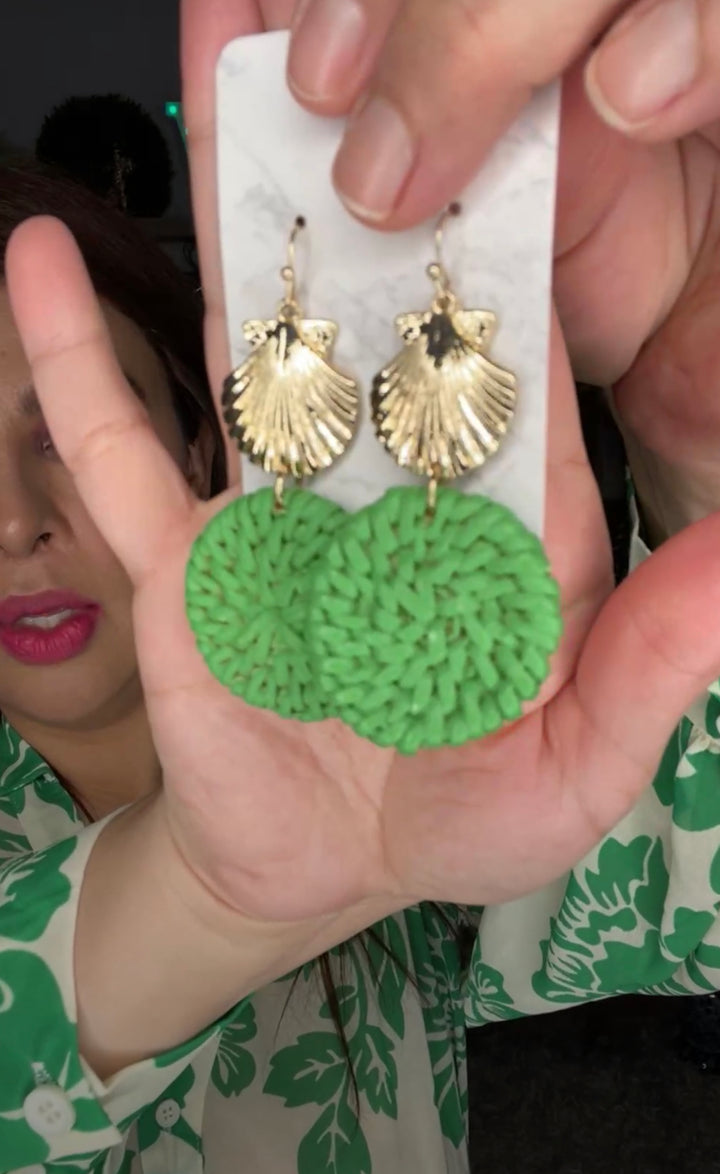 Arete Concha Dorada Bola Verde Rafia (#178)