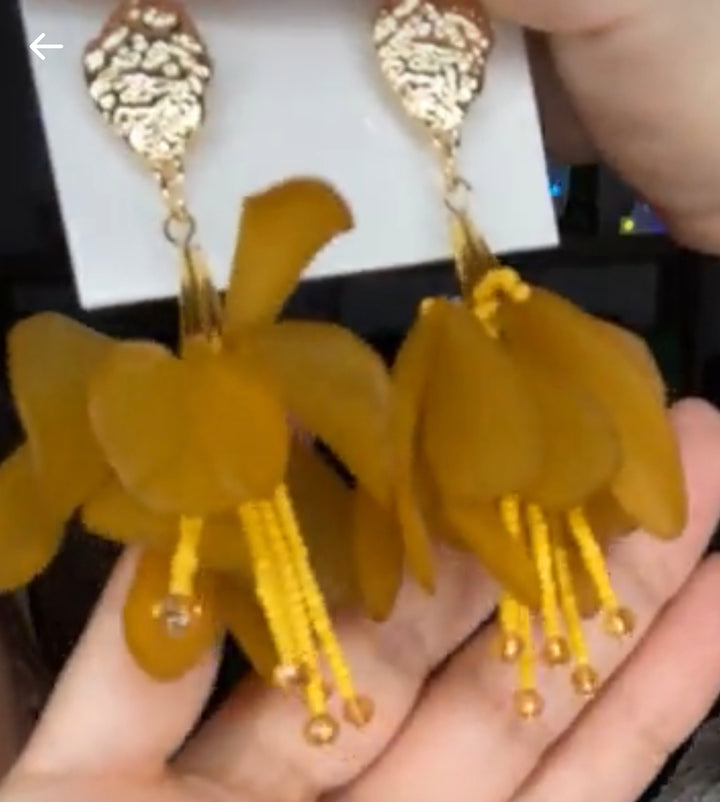 Arete Mostaza y Dorado Petalo y Pistilo (#208)