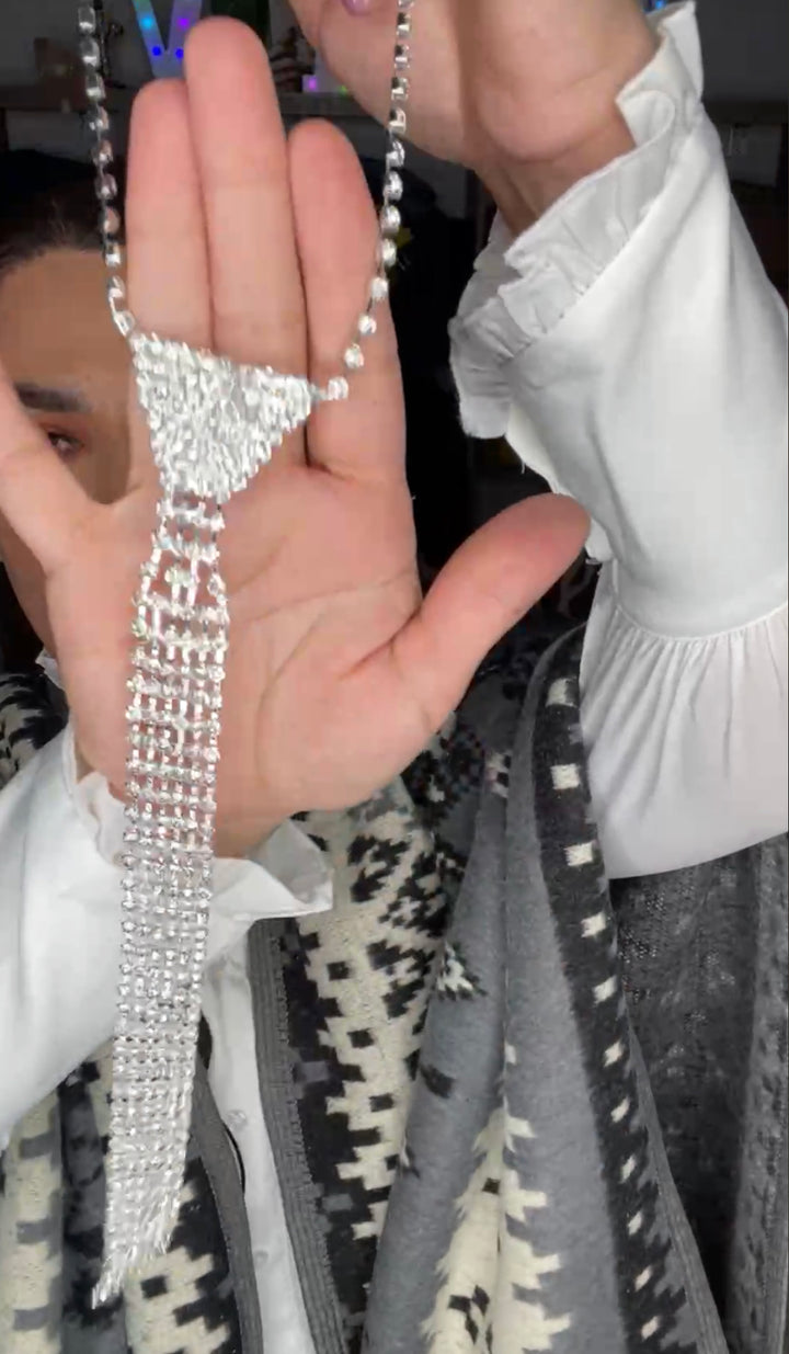 Collar plateado corbata larga brillantes (#117)