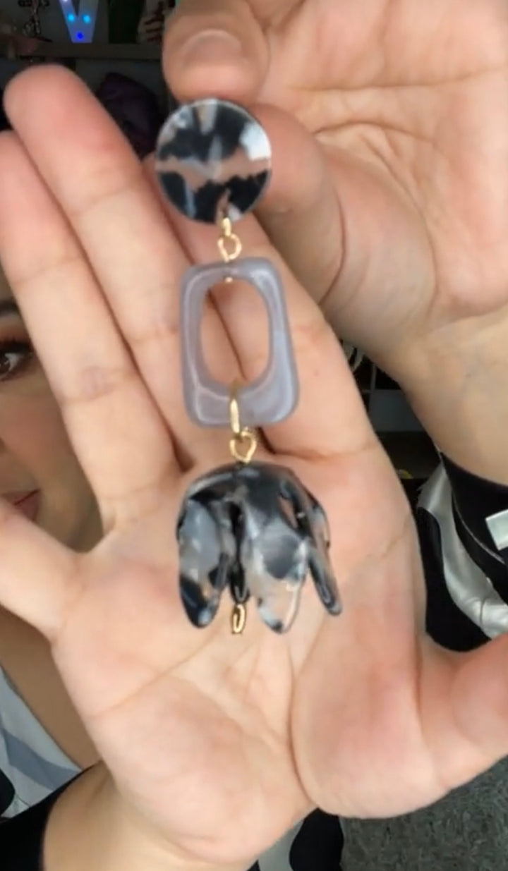 Arete Negro y Gris Flor Pistilos Tipo Carey (#116)