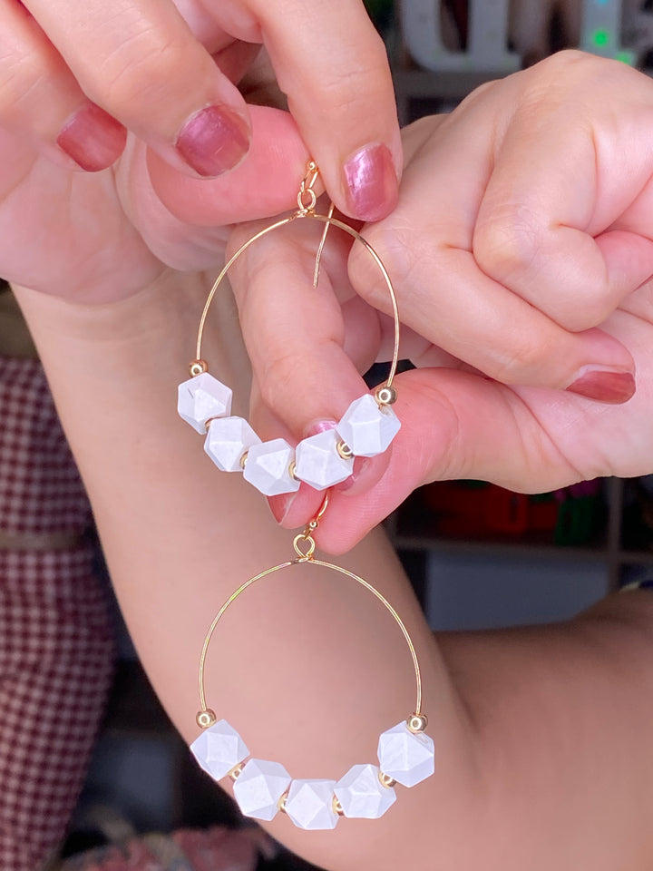 Arete Blanco con Dorado Circular (#329)