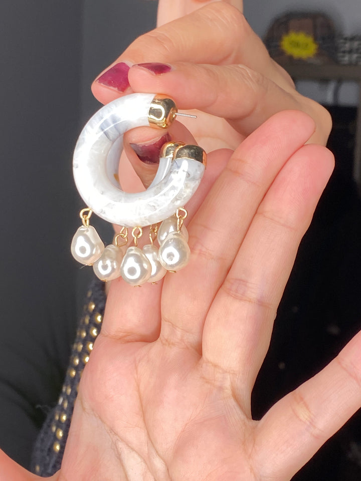 Arete Arracada Blanco Marmoleado con Perlas (#157)