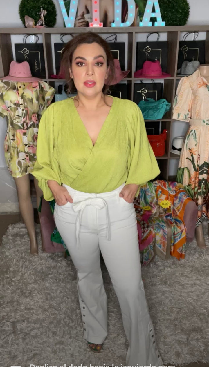 Pantalon blanco mezclilla peto alto con cinto
