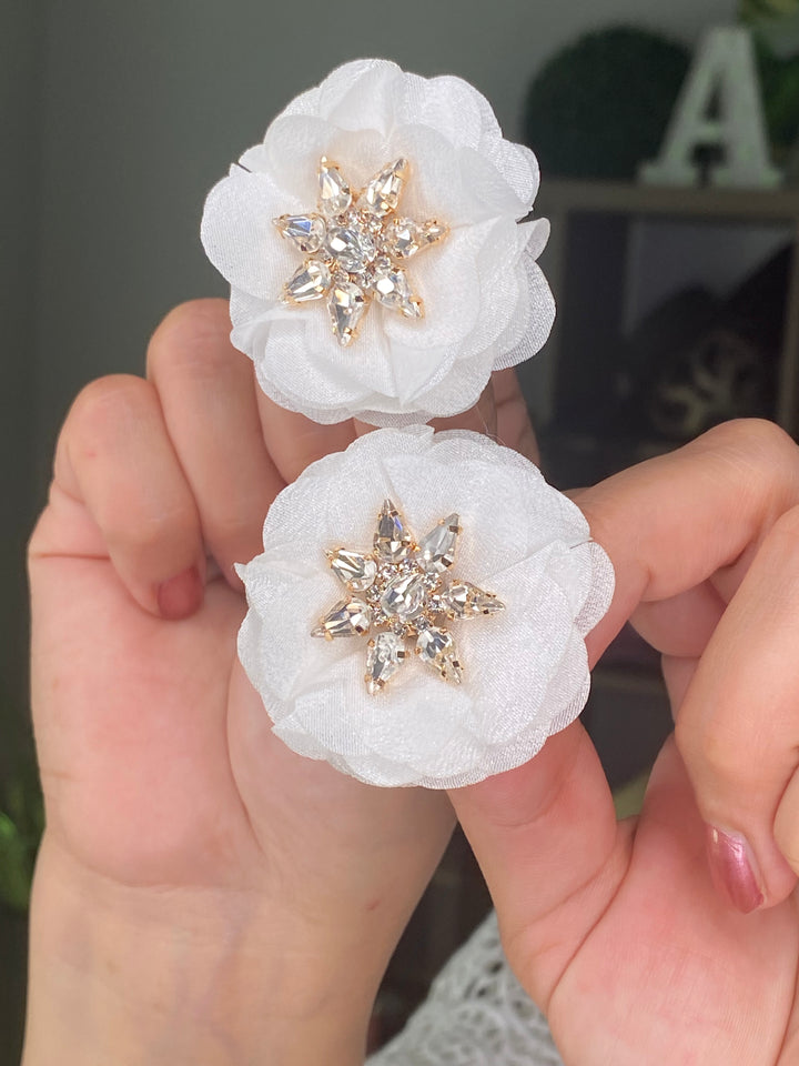 Arete Blanco Gasa y Pedreria Chico Flor (#126)