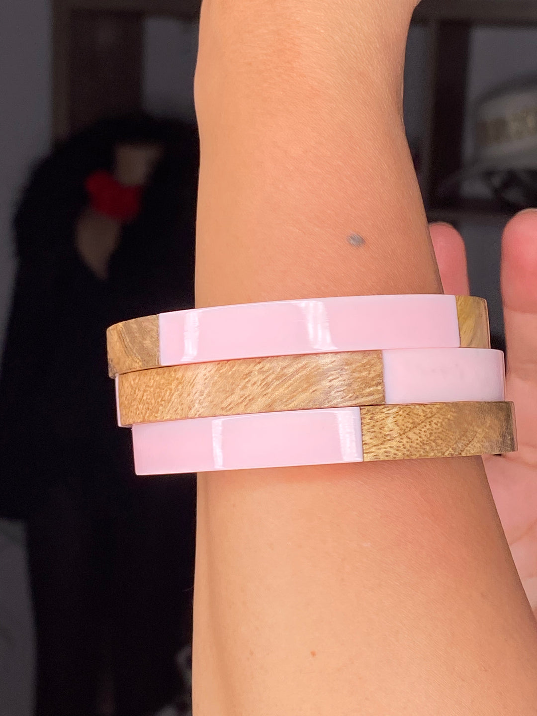 Pulsera Rosa con Madera (#220)