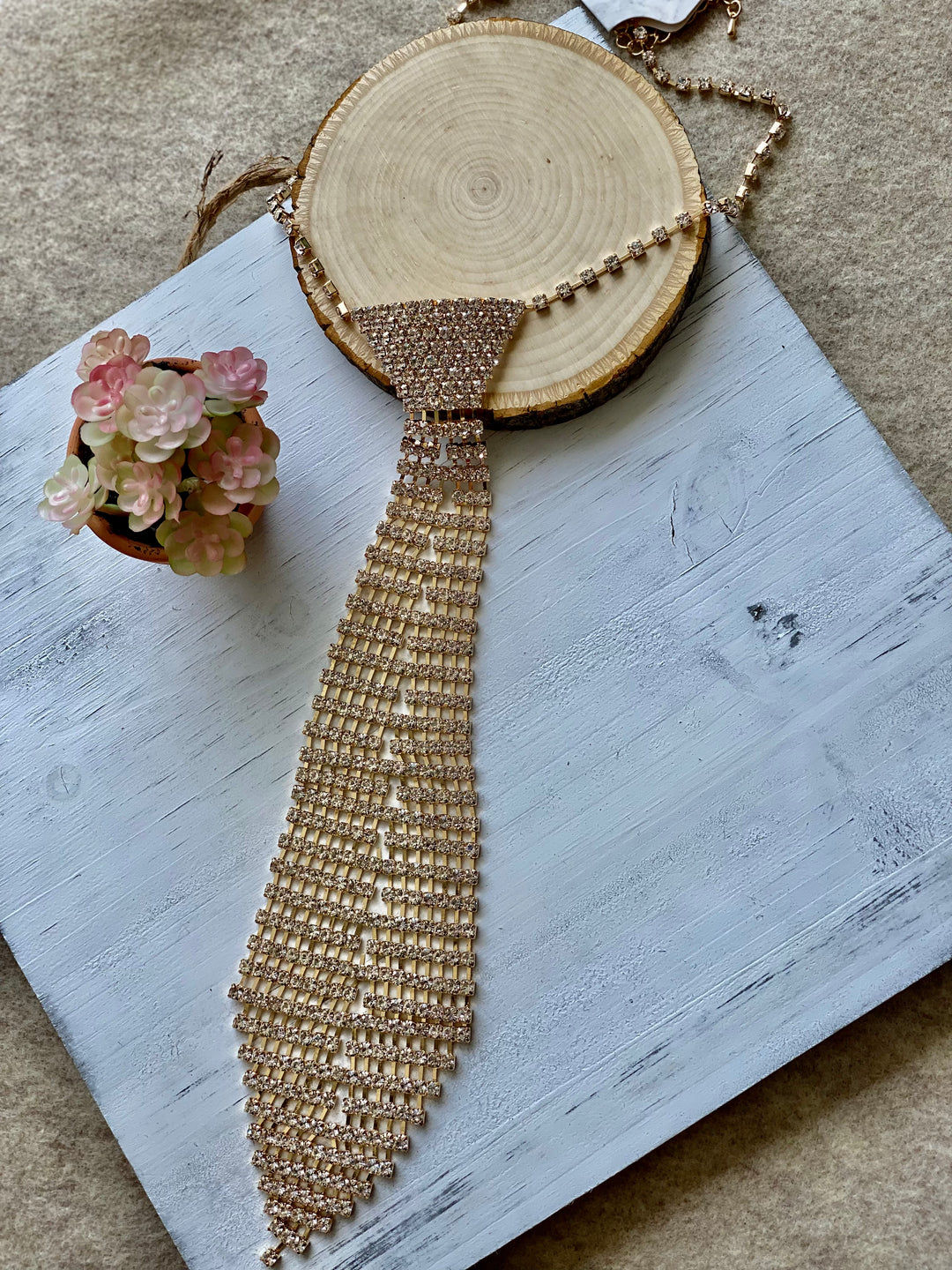 Collar Dorado Corbata Brillantes