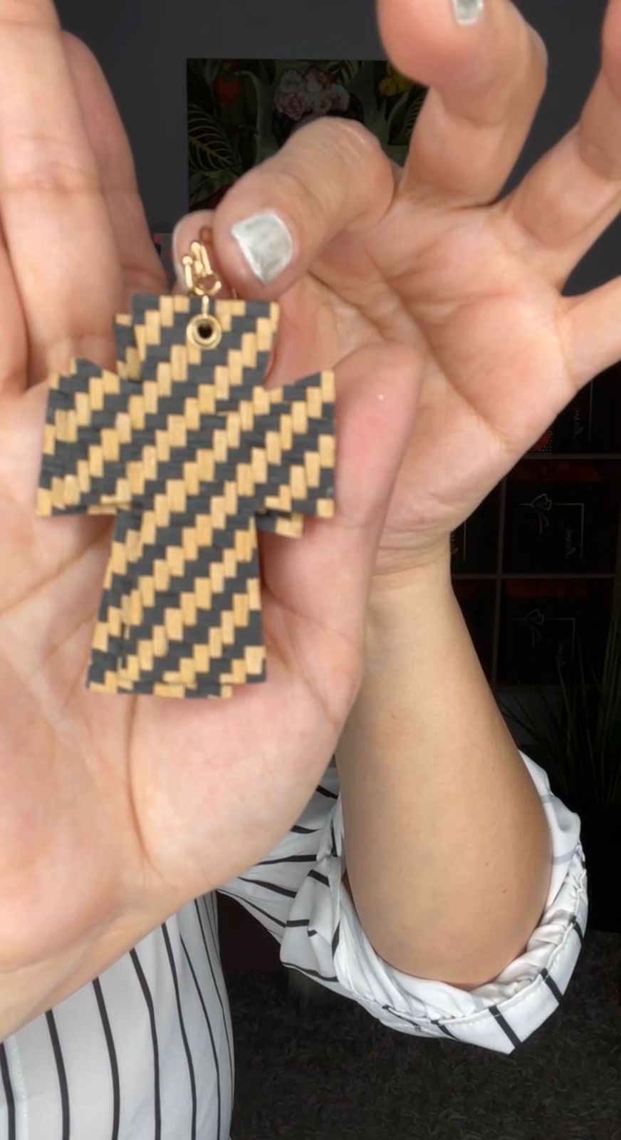 Arete Negro y Mocha Rafia Cruz (#130)