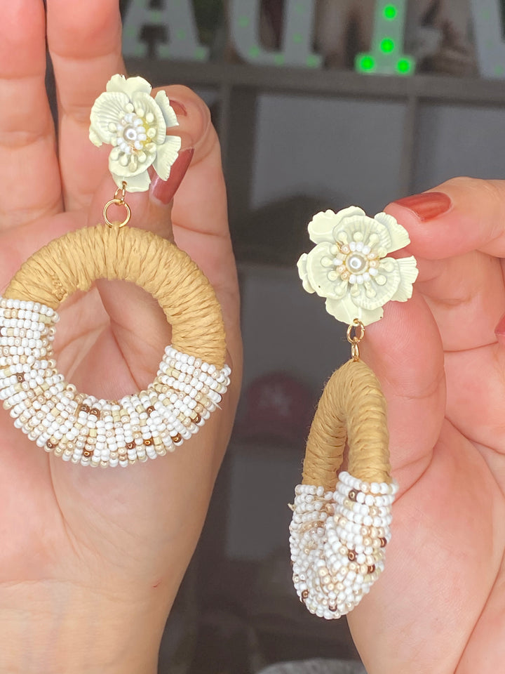 Arete Blanco Rafia Circulo Flor Shakira (#198)