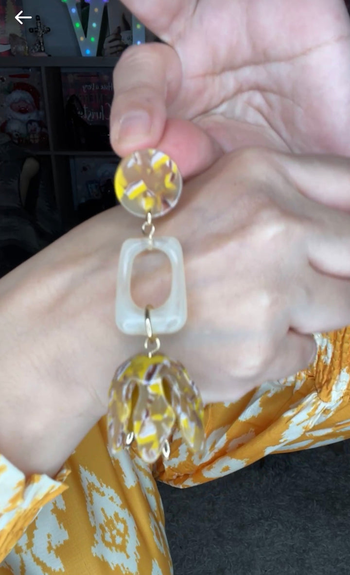 Arete Mostaza y Beige Flor Pistilos Tipo Carey (#115)