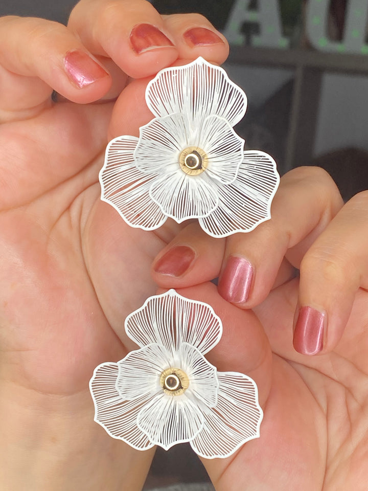 Arete Blanco Flor Chico Metal (#163)