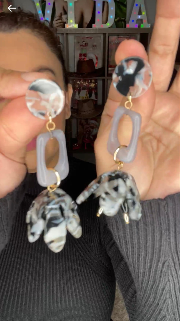 Arete Negro y Gris Flor Pistilos Tipo Carey (#116)